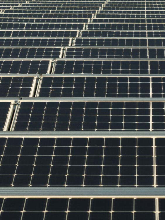 Solarmodule in gleichmäßigen Reihen auf einem Dach installiert.