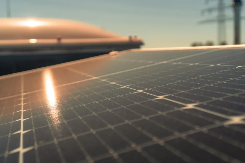 Solarmodule reflektieren Licht, installiert auf einem Dach, in warmem Sonnenlicht.