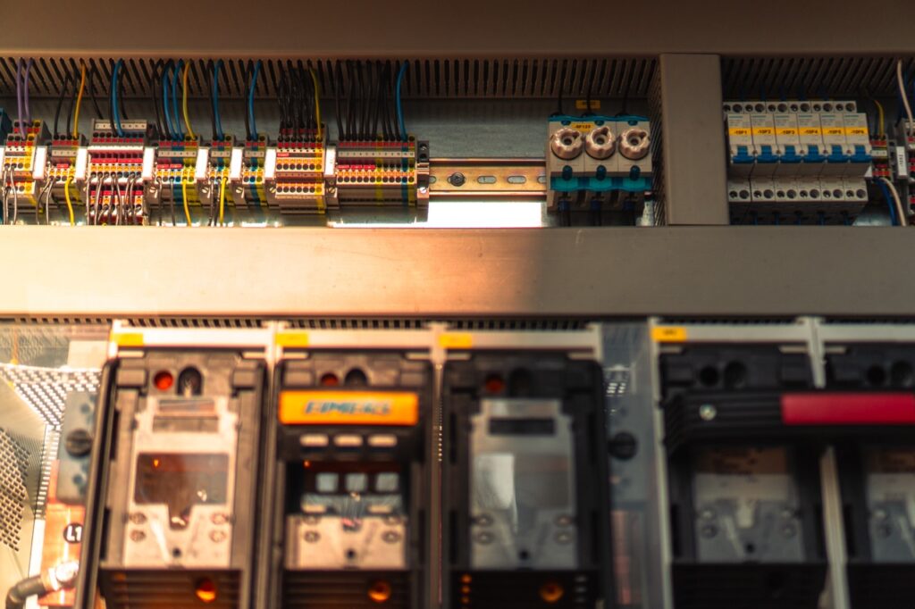 Elektrische Schaltanlage, verdrahtet, in einem industriellen Gehäuse.