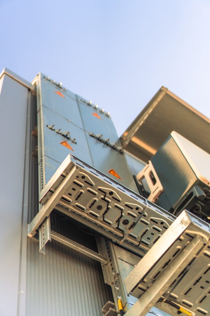 Metallstruktur ragt in den Himmel, deutet auf industrielle Umgebung.